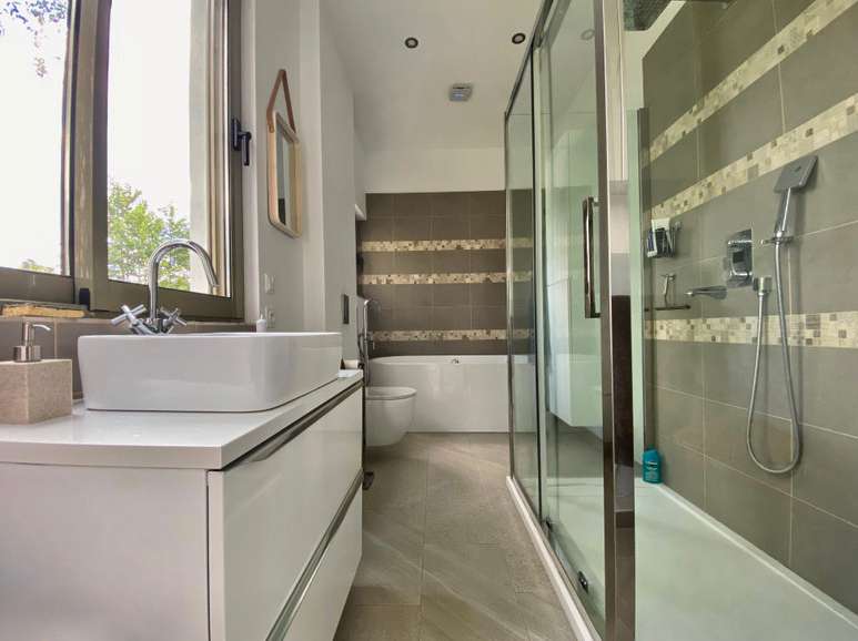 Unique opportunity to acquire an exceptional fully renovated 3 bedroom arch