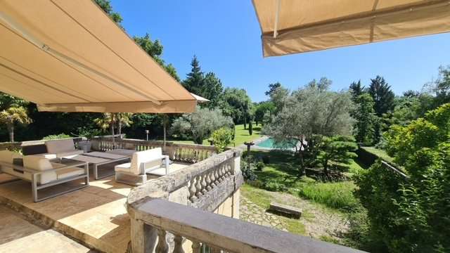 Exceptional 4 bedroom Chartreuse house nestling in 3/4 acre of beautiful la