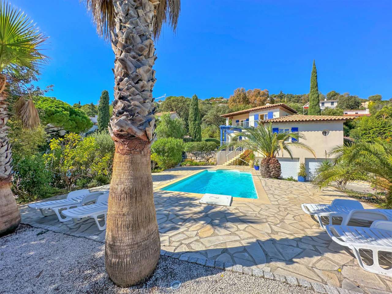 Well presented 5 bedroom villa with a total spacious living area of 180m2,