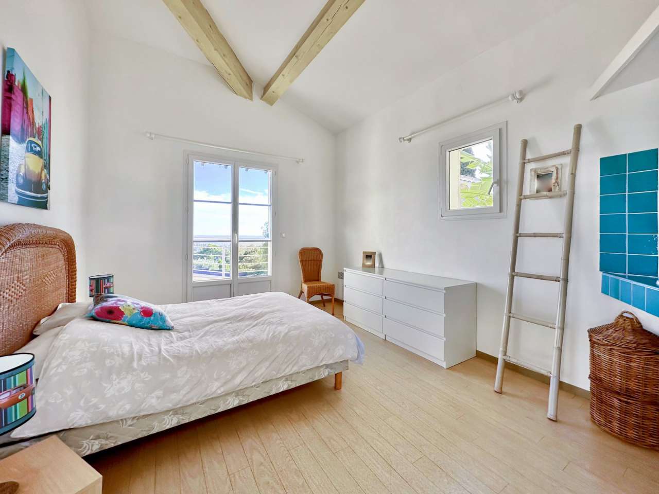 Well presented 5 bedroom villa with a total spacious living area of 180m2,