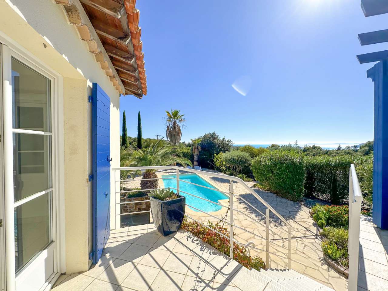 Well presented 5 bedroom villa with a total spacious living area of 180m2,