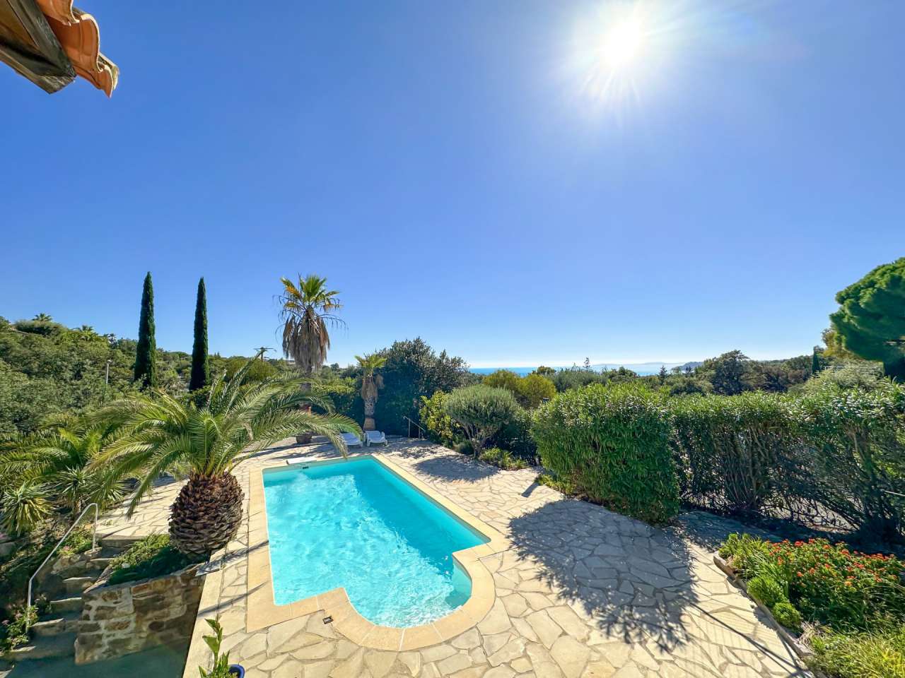 Well presented 5 bedroom villa with a total spacious living area of 180m2,