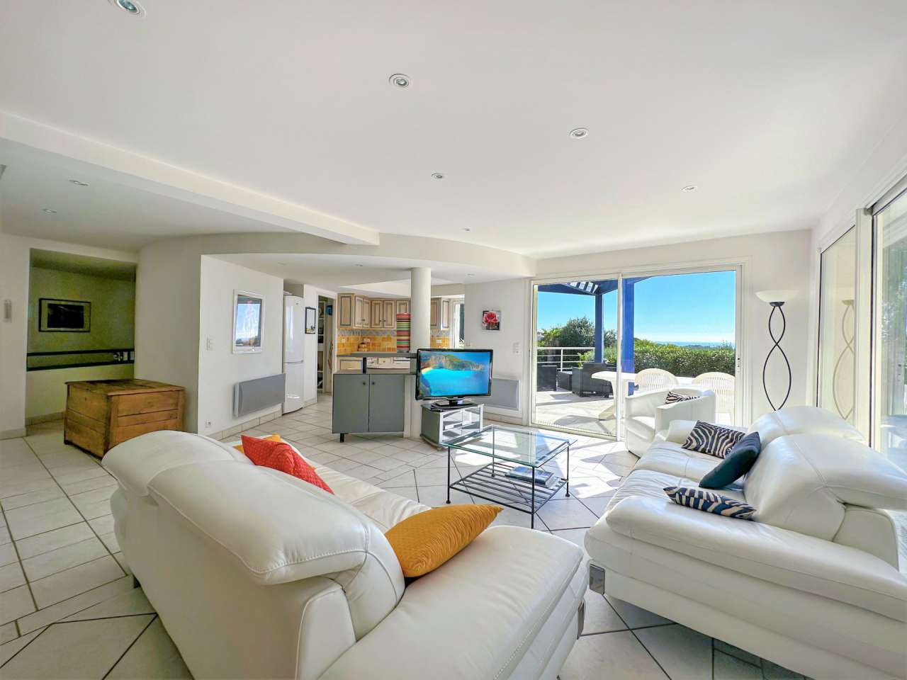 Well presented 5 bedroom villa with a total spacious living area of 180m2,