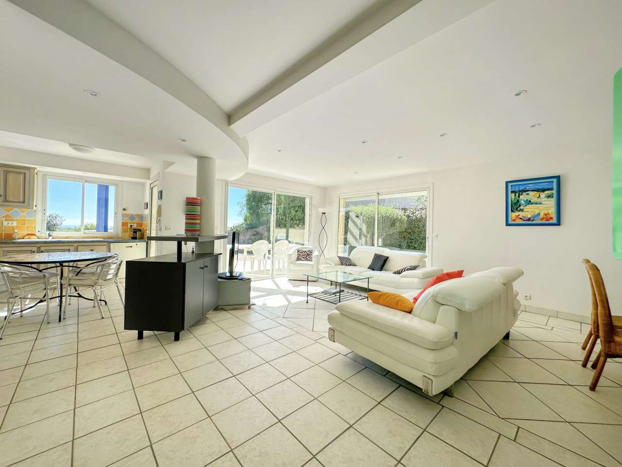 Well presented 5 bedroom villa with a total spacious living area of 180m2,