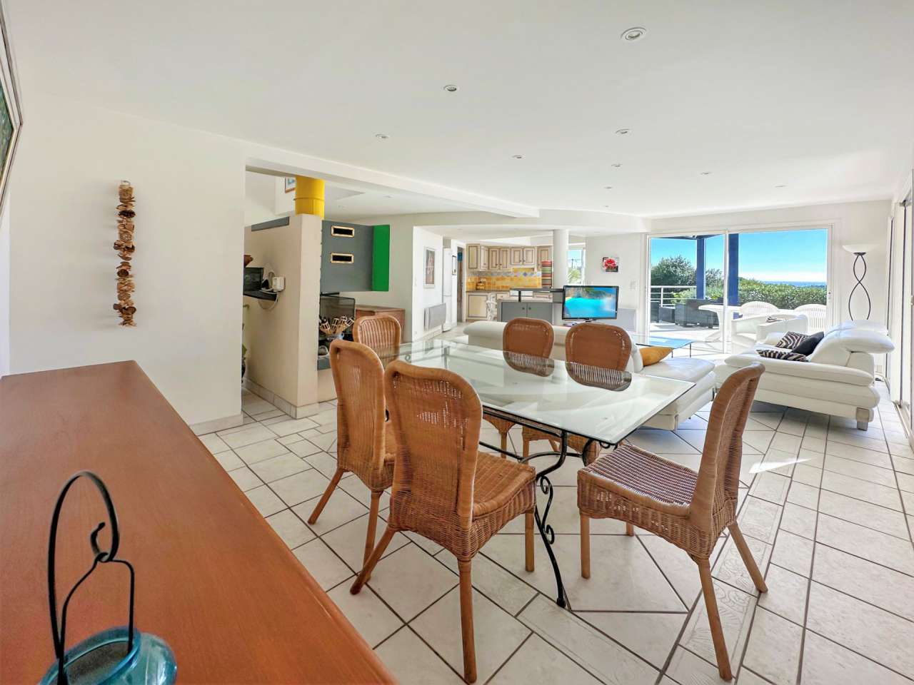 Well presented 5 bedroom villa with a total spacious living area of 180m2,