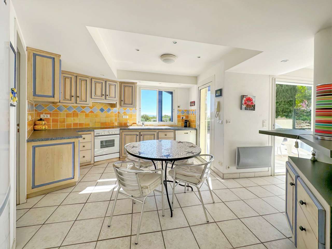 Well presented 5 bedroom villa with a total spacious living area of 180m2,