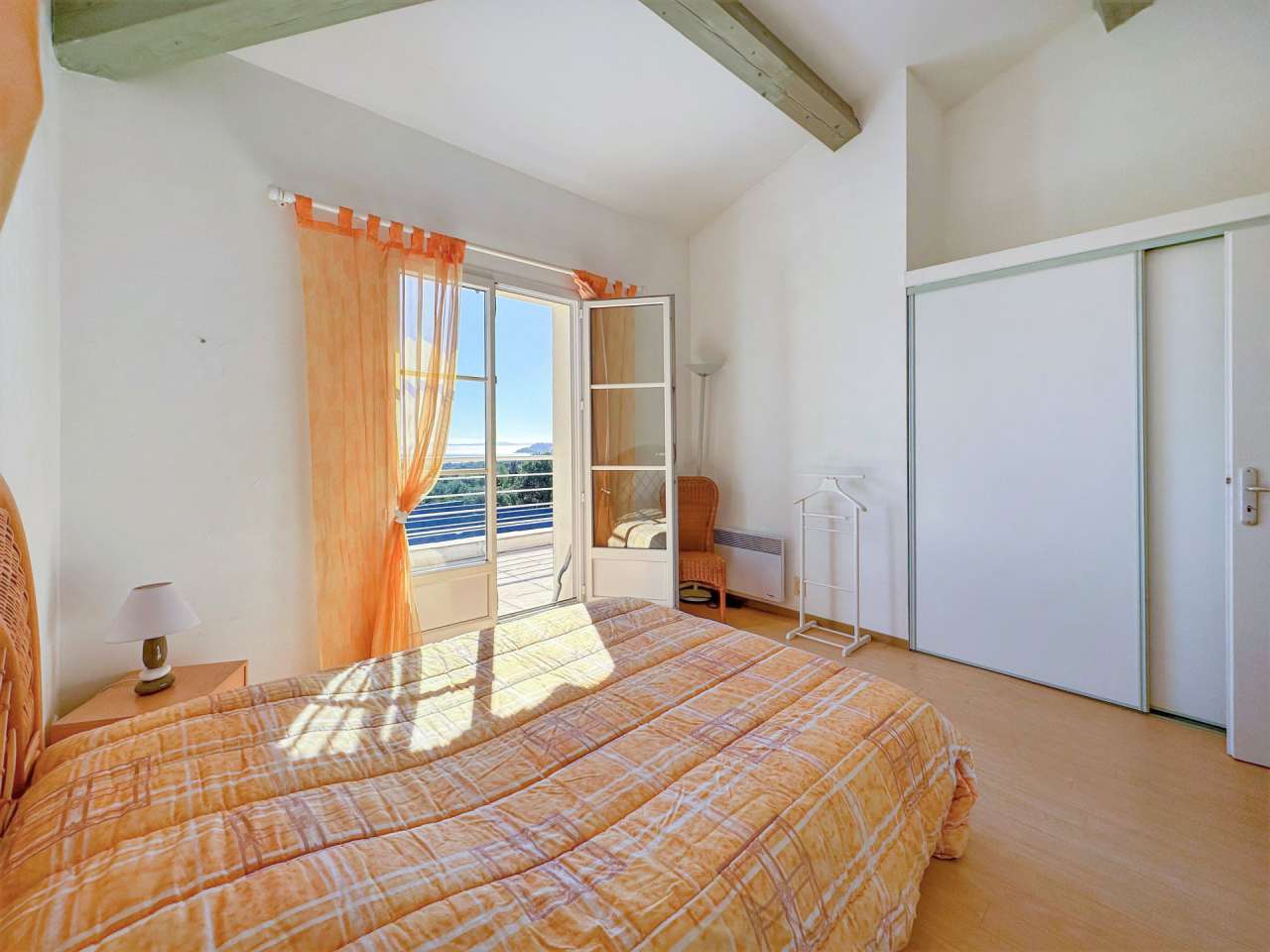 Well presented 5 bedroom villa with a total spacious living area of 180m2,