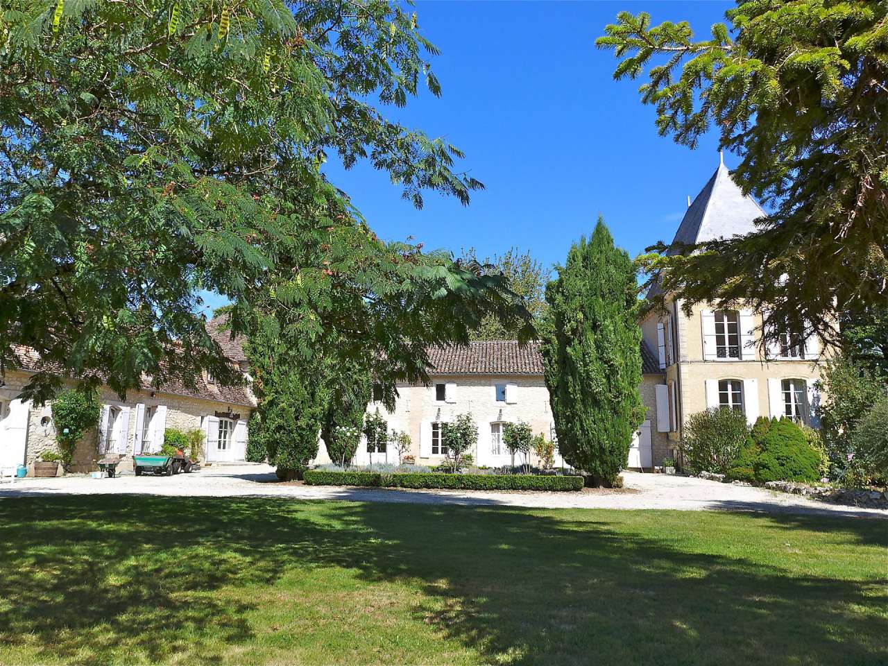 Absolutely beautiful renovated 10 bedroom historical French Chateau with se