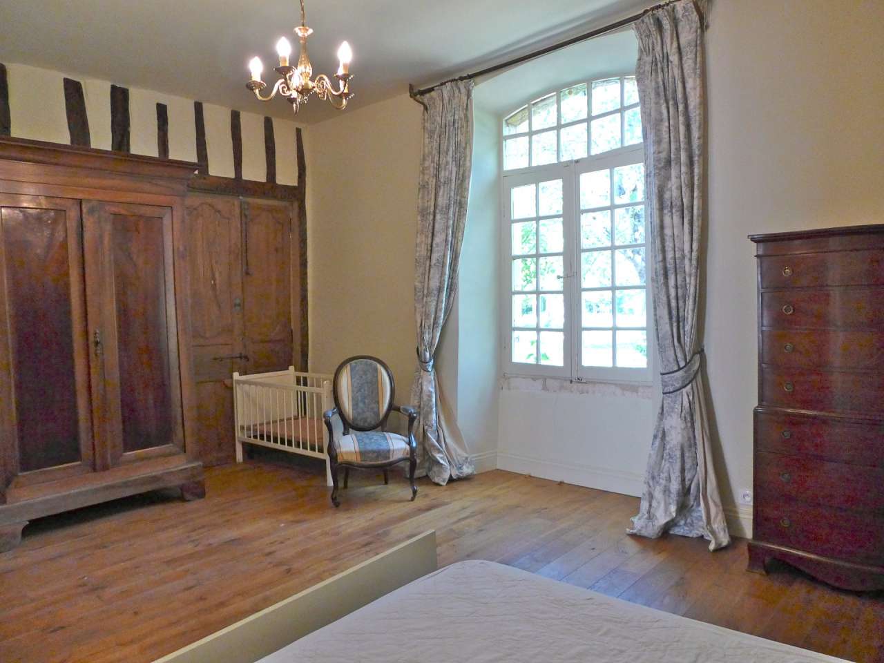 Absolutely beautiful renovated 10 bedroom historical French Chateau with se