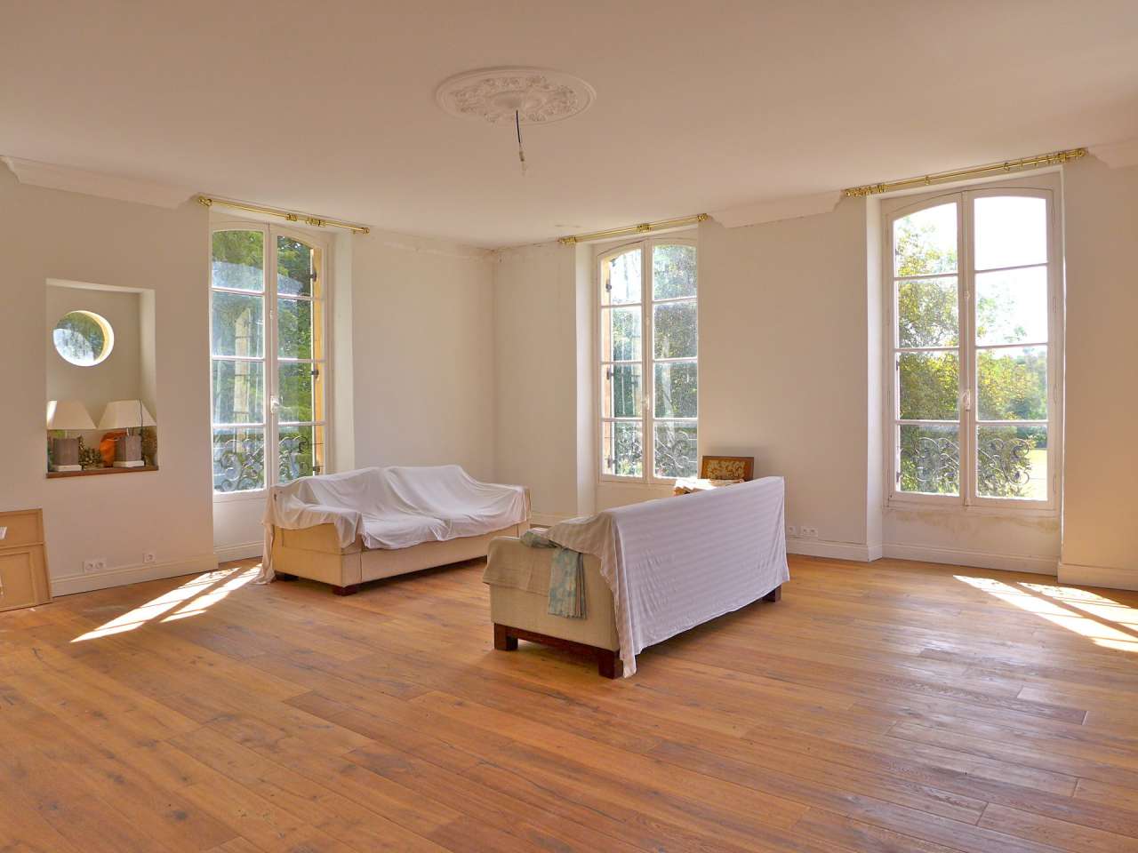 Absolutely beautiful renovated 10 bedroom historical French Chateau with se