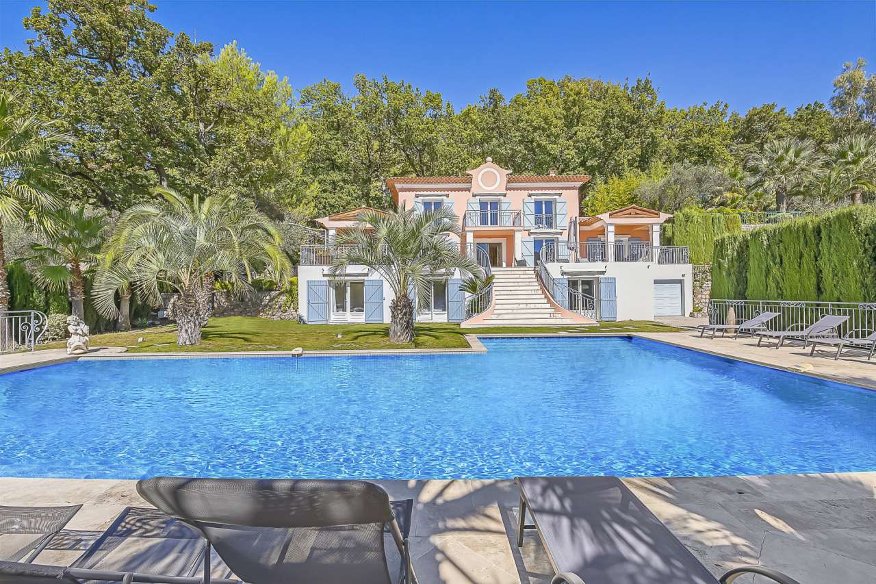 In excellent condition throughout, this spacious and luxurious neo-Provenca