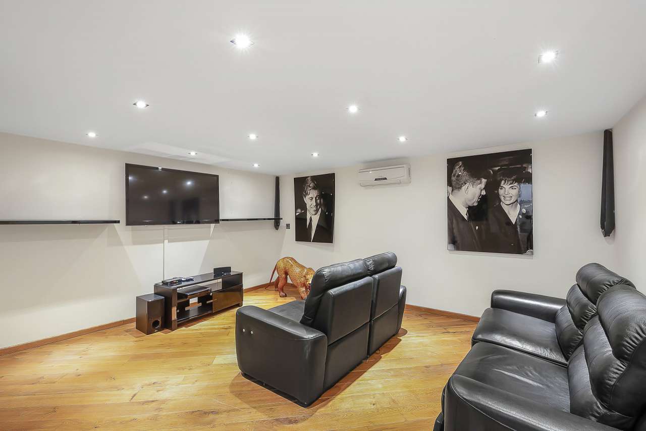 In excellent condition throughout, this spacious and luxurious neo-Provenca