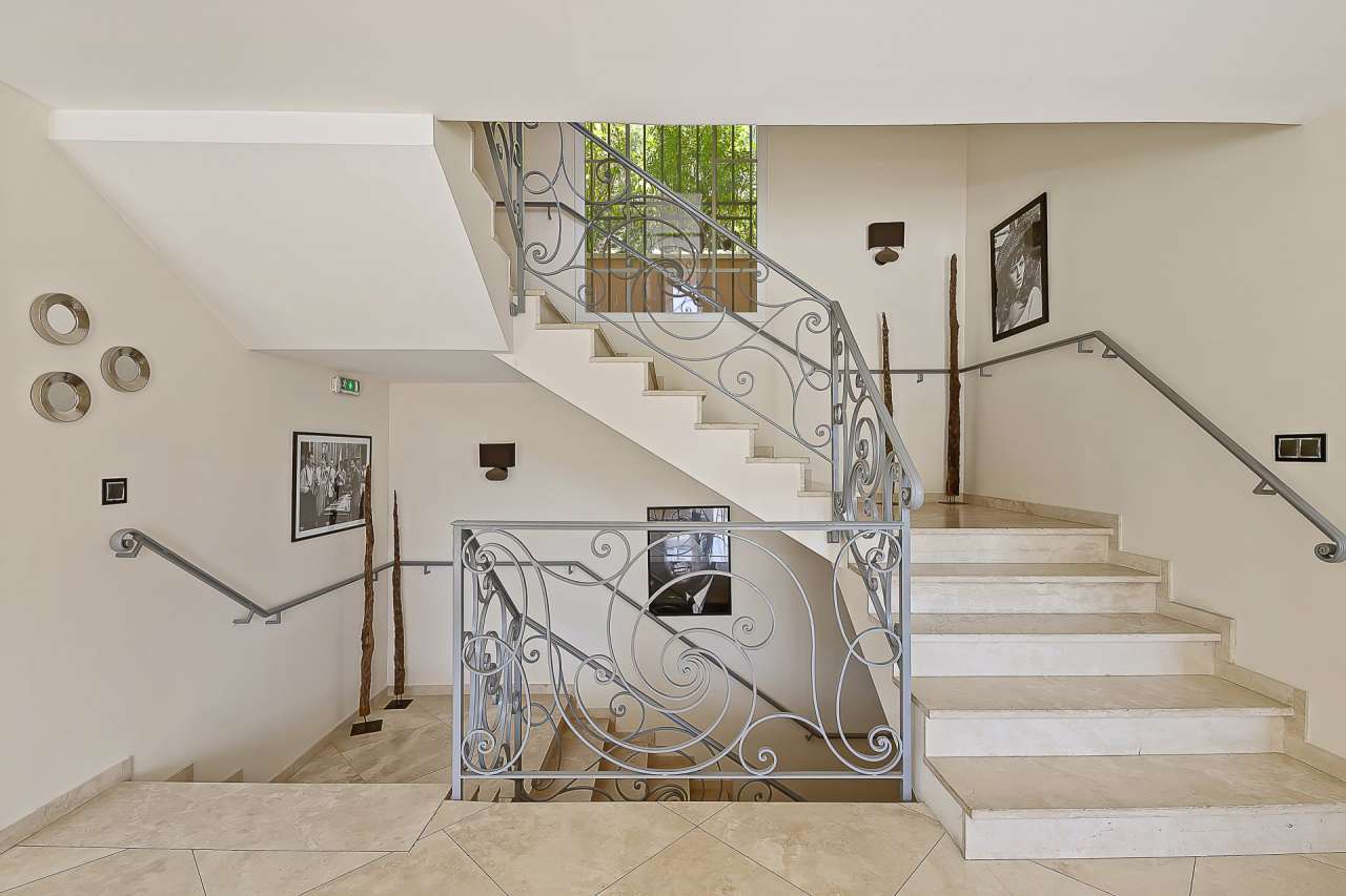 In excellent condition throughout, this spacious and luxurious neo-Provenca