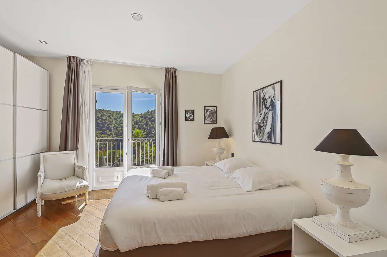 In excellent condition throughout, this spacious and luxurious neo-Provenca