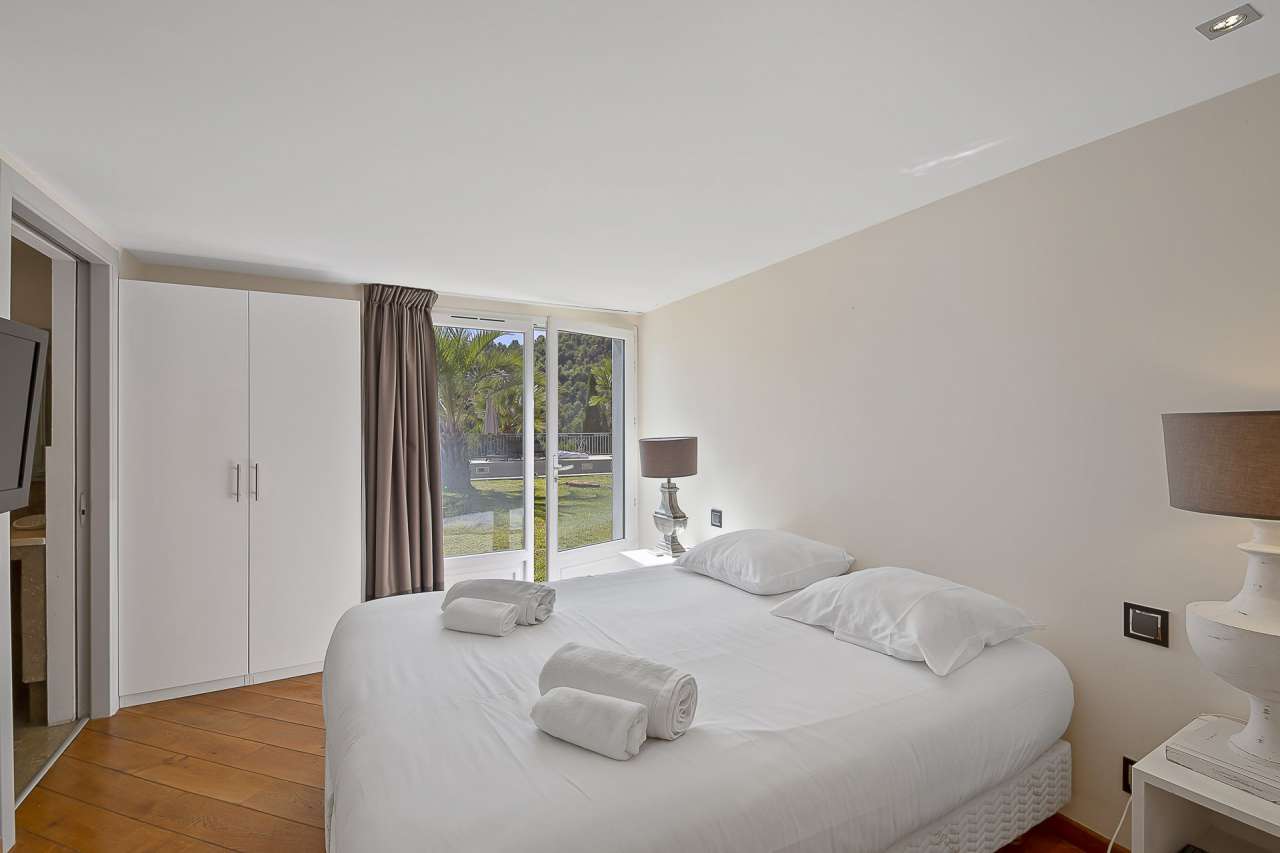 In excellent condition throughout, this spacious and luxurious neo-Provenca