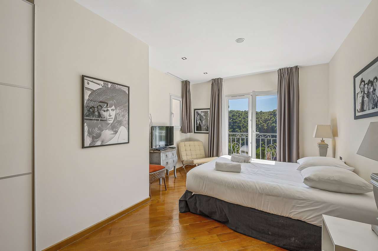 In excellent condition throughout, this spacious and luxurious neo-Provenca