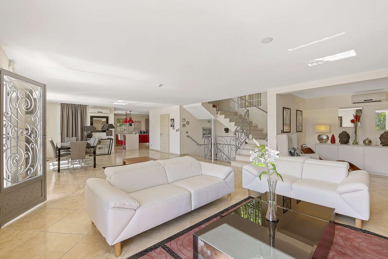 In excellent condition throughout, this spacious and luxurious neo-Provenca