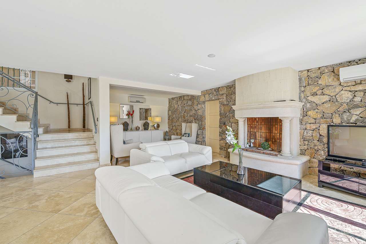 In excellent condition throughout, this spacious and luxurious neo-Provenca