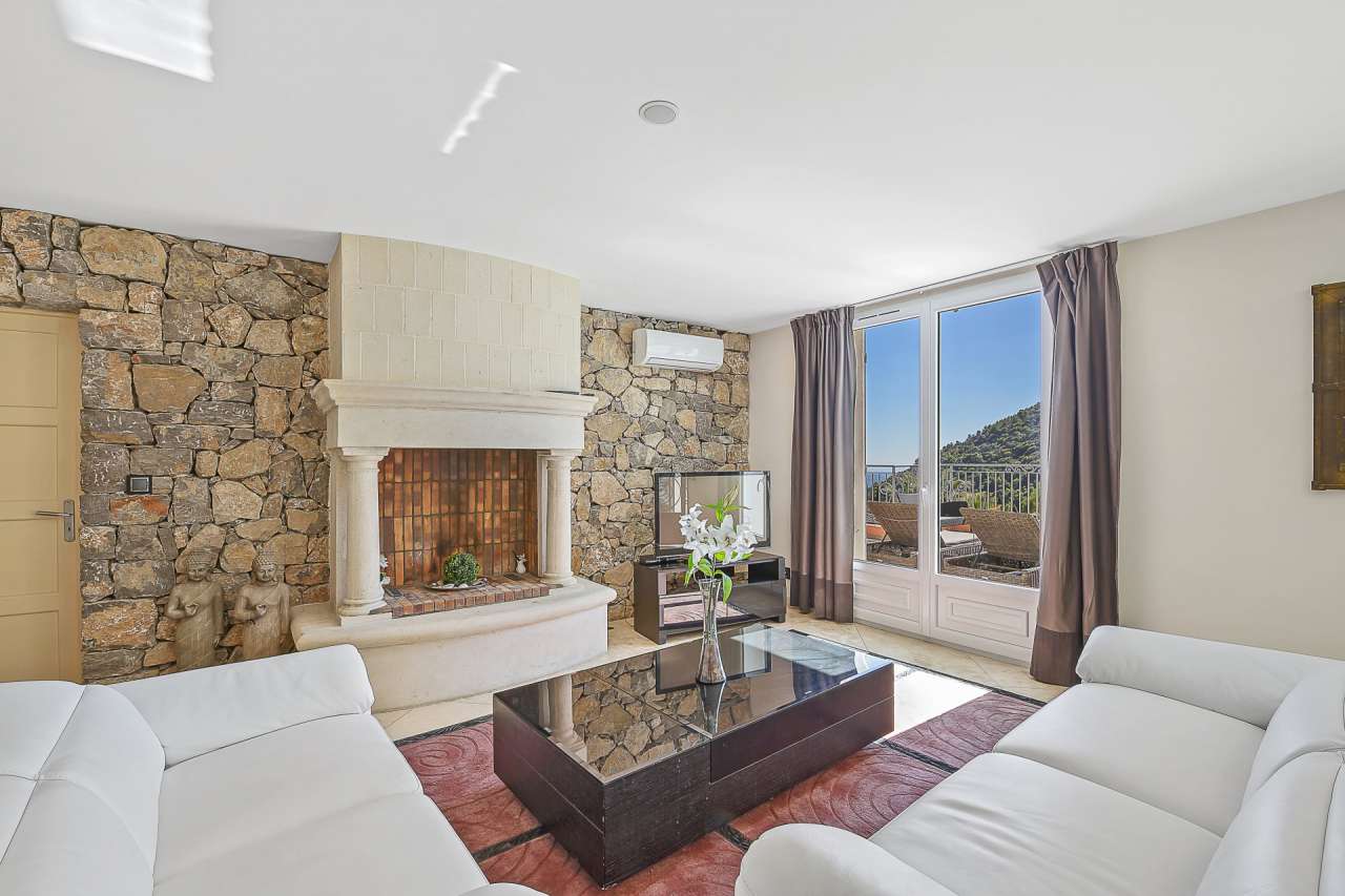 In excellent condition throughout, this spacious and luxurious neo-Provenca