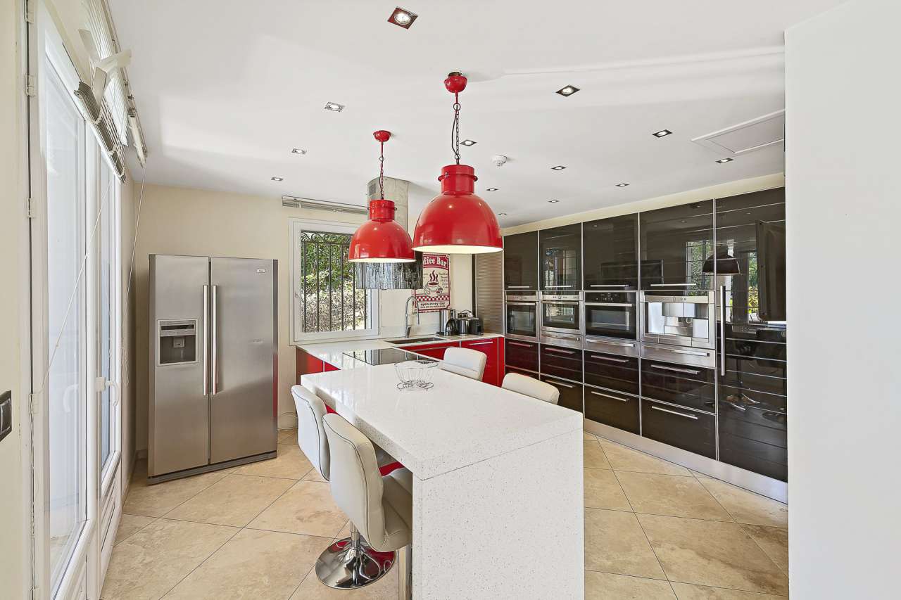 In excellent condition throughout, this spacious and luxurious neo-Provenca