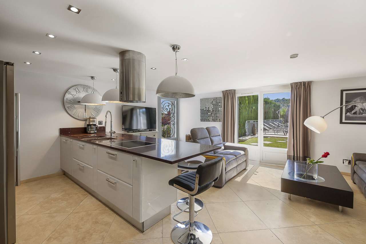 In excellent condition throughout, this spacious and luxurious neo-Provenca