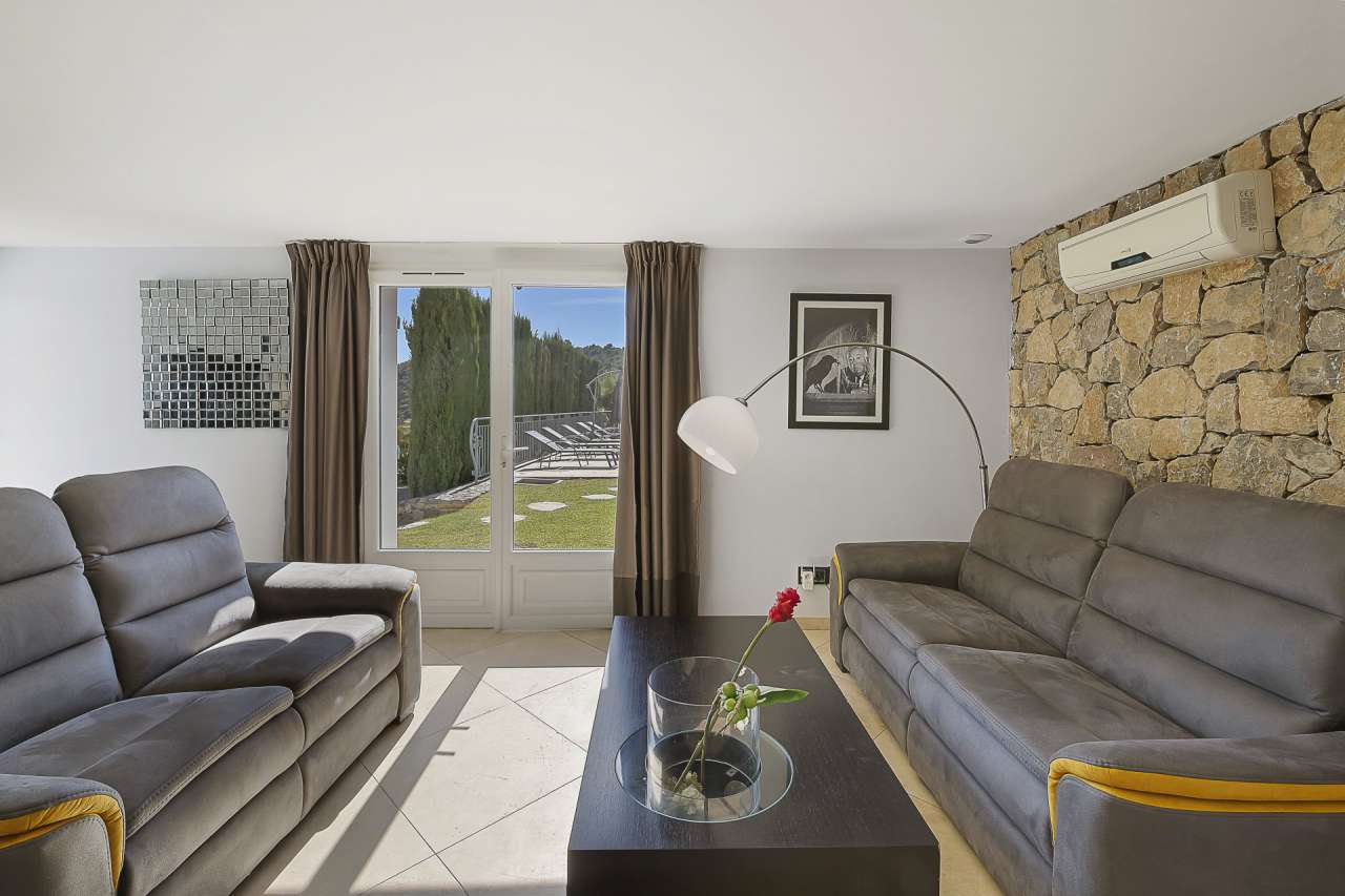 In excellent condition throughout, this spacious and luxurious neo-Provenca