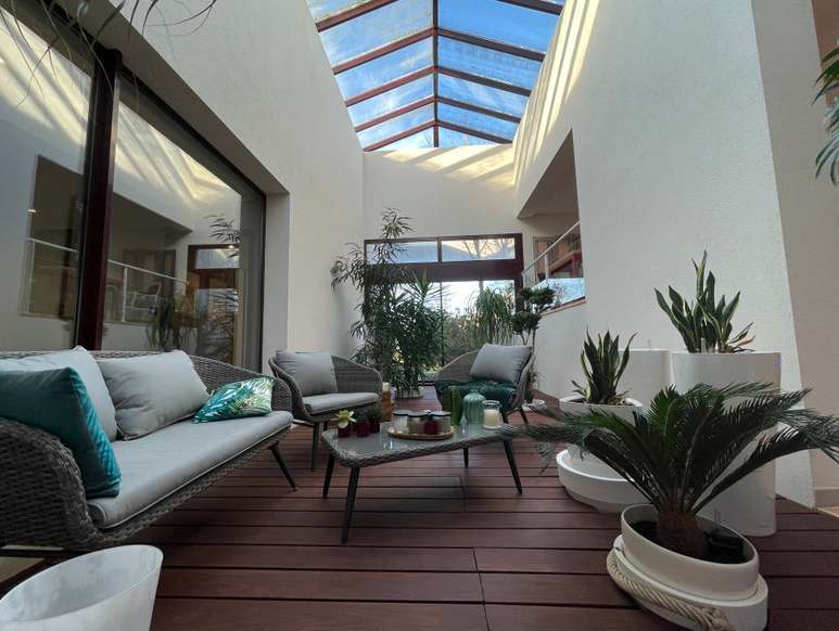 Unique opportunity to acquire a stunning 4 bedroom contemporary architect-d