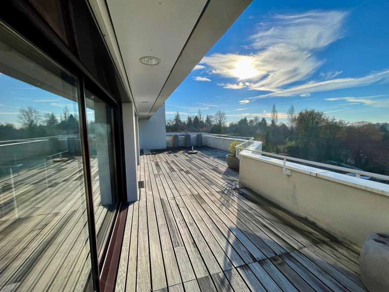 Unique opportunity to acquire a stunning 4 bedroom contemporary architect-d