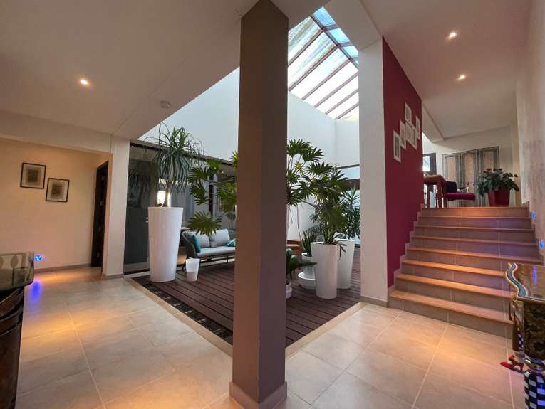 Unique opportunity to acquire a stunning 4 bedroom contemporary architect-d