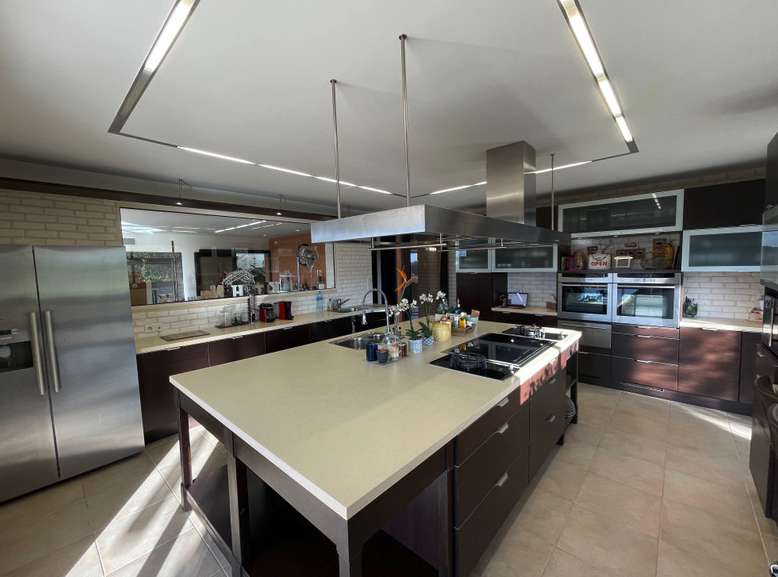 Unique opportunity to acquire a stunning 4 bedroom contemporary architect-d