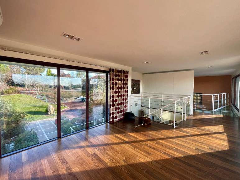 Unique opportunity to acquire a stunning 4 bedroom contemporary architect-d