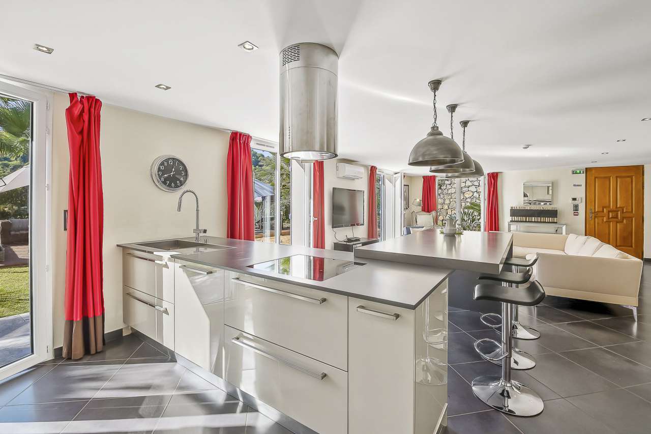 Luxurious and beautifully presented 7 bedroom neo-Provencal style villa, wi