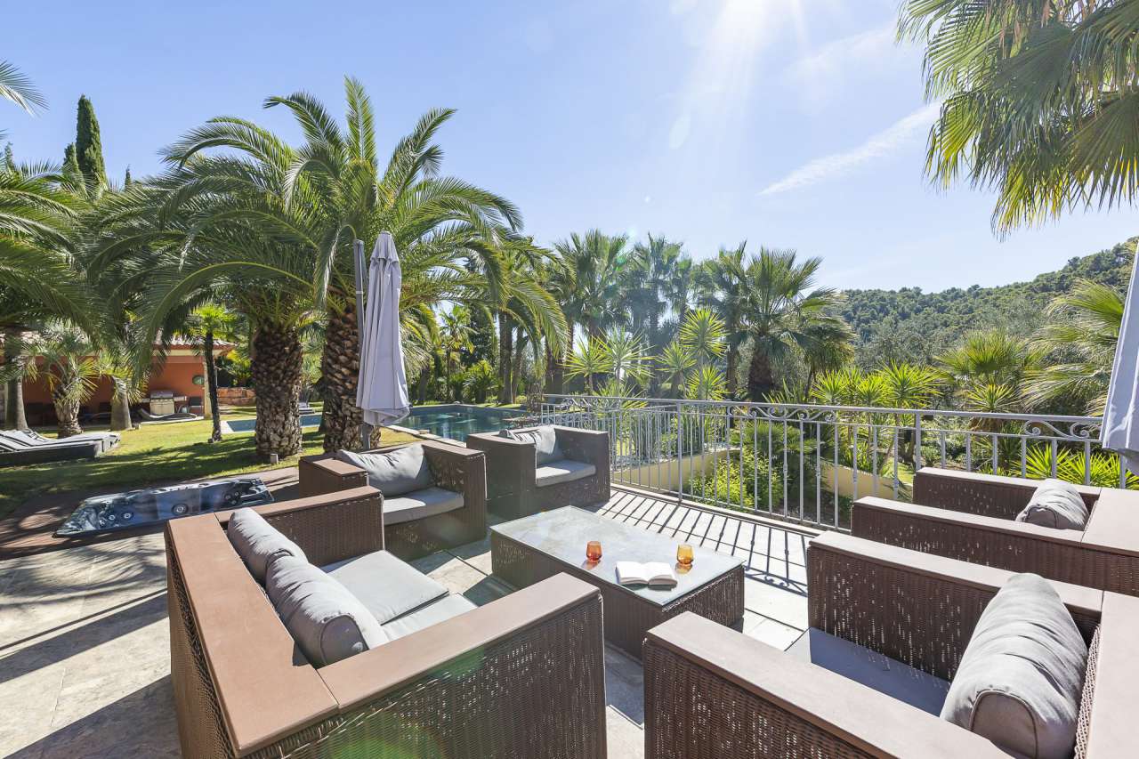 Luxurious and beautifully presented 7 bedroom neo-Provencal style villa, wi