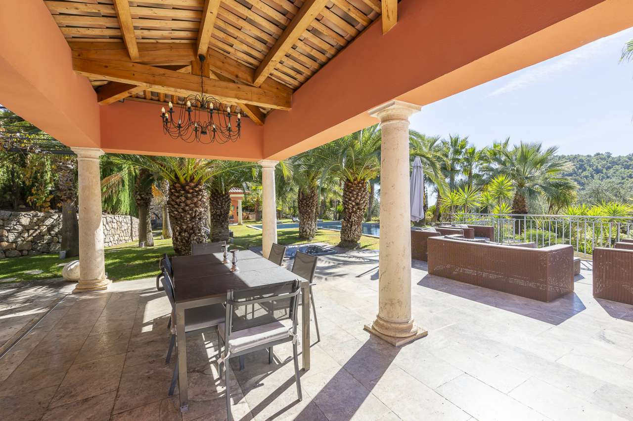 Luxurious and beautifully presented 7 bedroom neo-Provencal style villa, wi