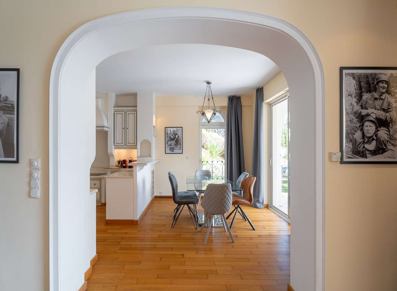 Luxurious 5 bedroom villa, ideally nestled in a quiet setting on the height