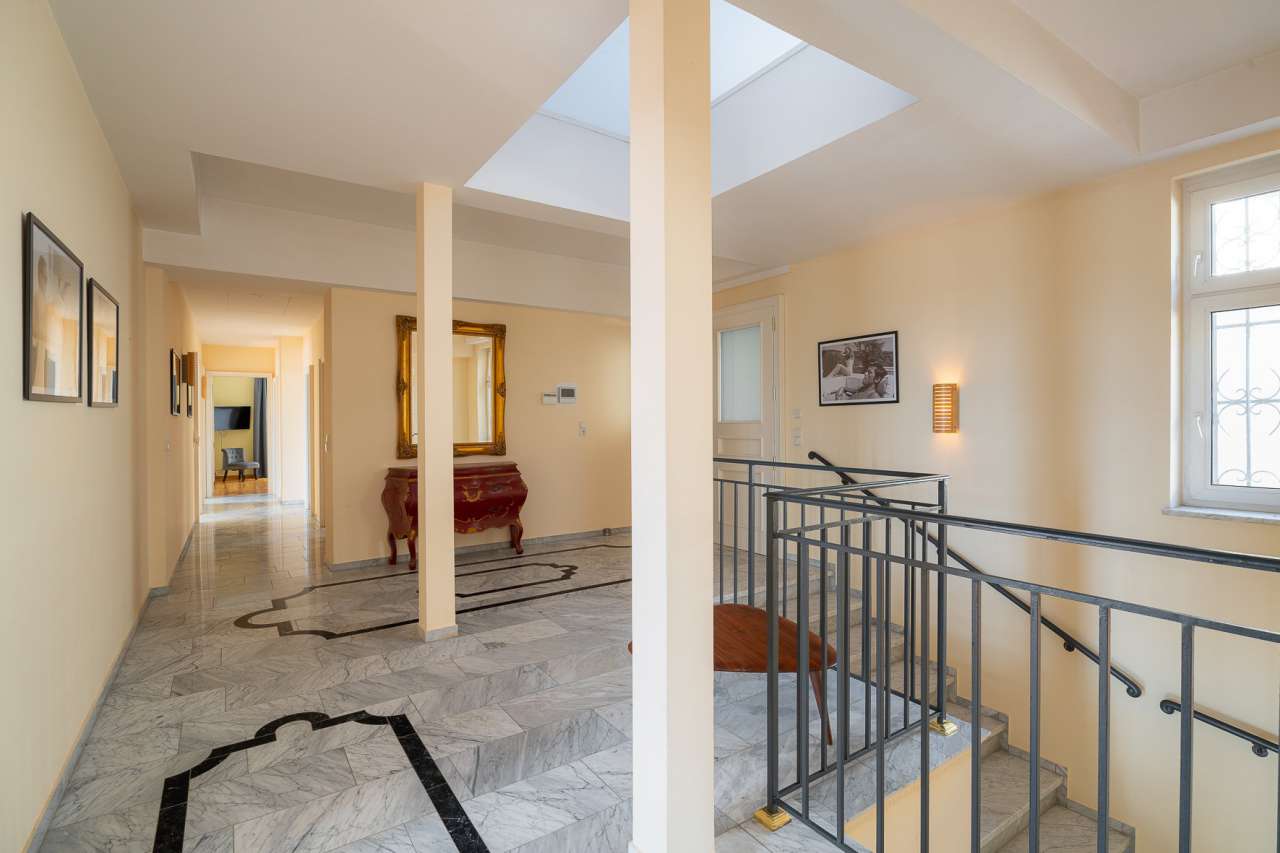 Luxurious 5 bedroom villa, ideally nestled in a quiet setting on the height