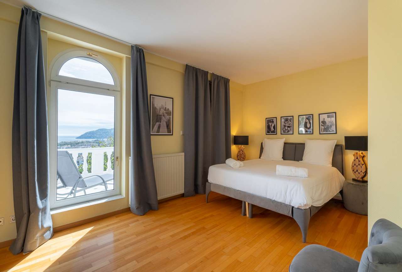 Luxurious 5 bedroom villa, ideally nestled in a quiet setting on the height