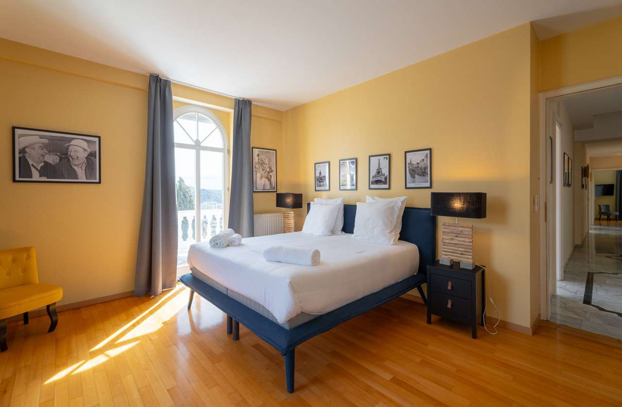 Luxurious 5 bedroom villa, ideally nestled in a quiet setting on the height