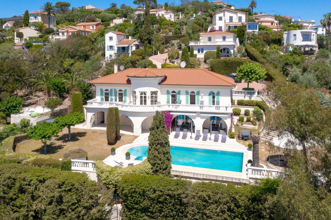 Luxurious 5 bedroom villa, ideally nestled in a quiet setting on the height