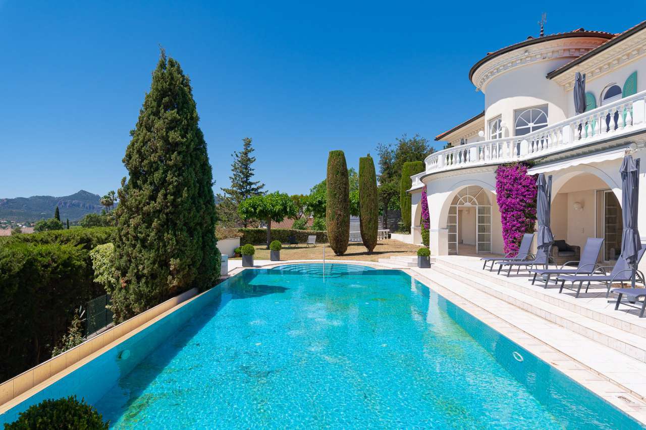 Luxurious 5 bedroom villa, ideally nestled in a quiet setting on the height