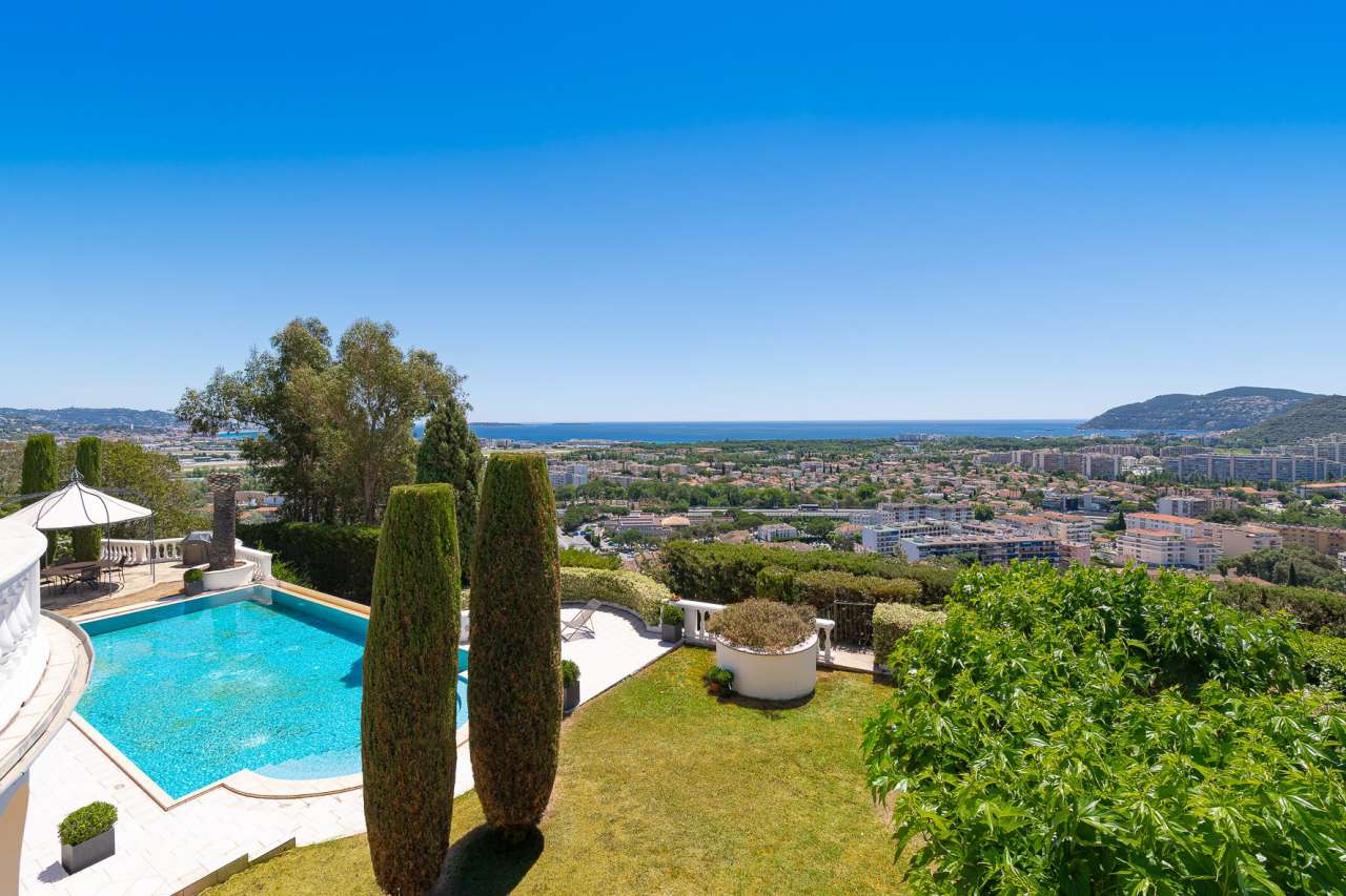 Luxurious 5 bedroom villa, ideally nestled in a quiet setting on the height