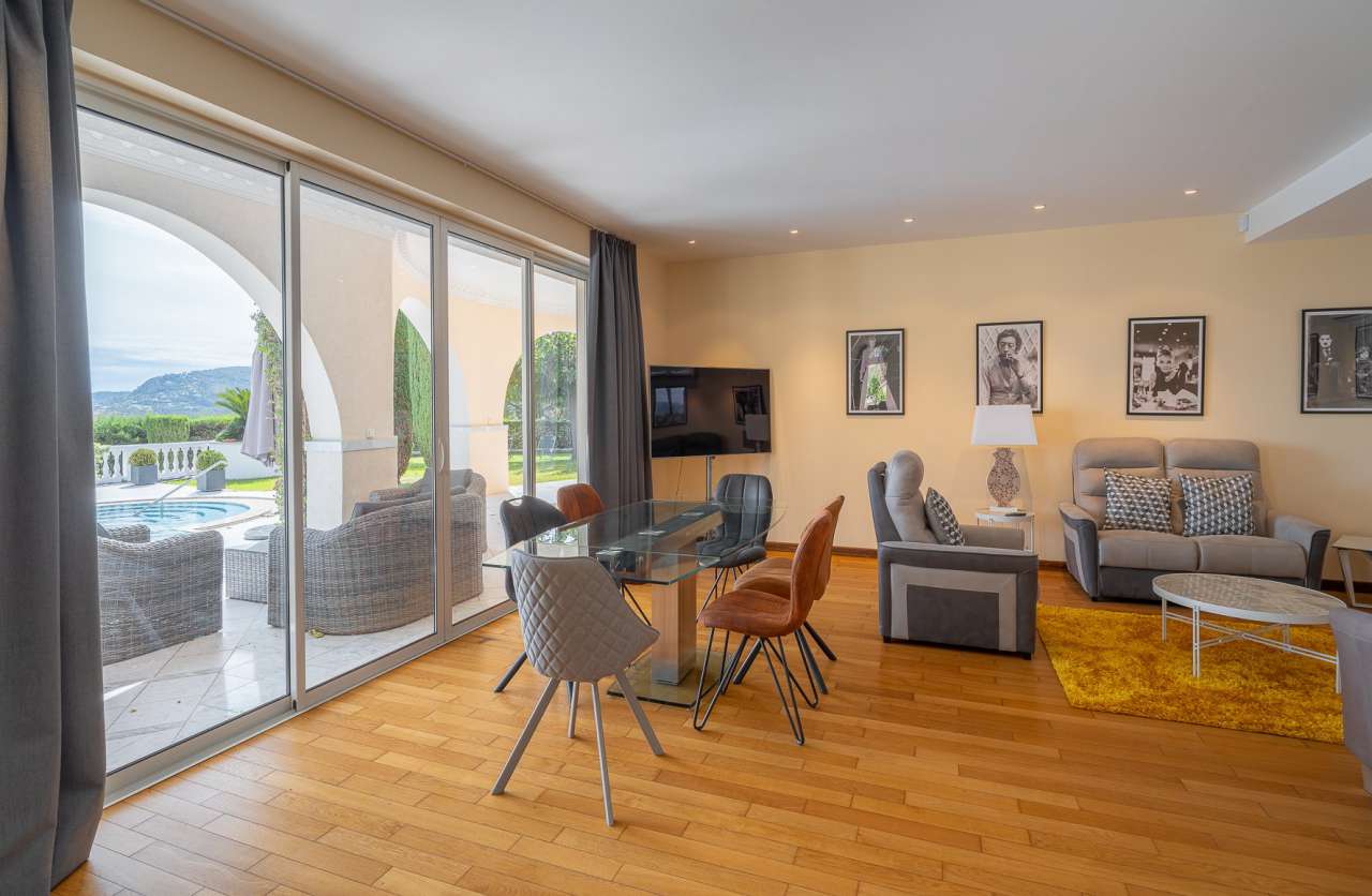 Luxurious 5 bedroom villa, ideally nestled in a quiet setting on the height