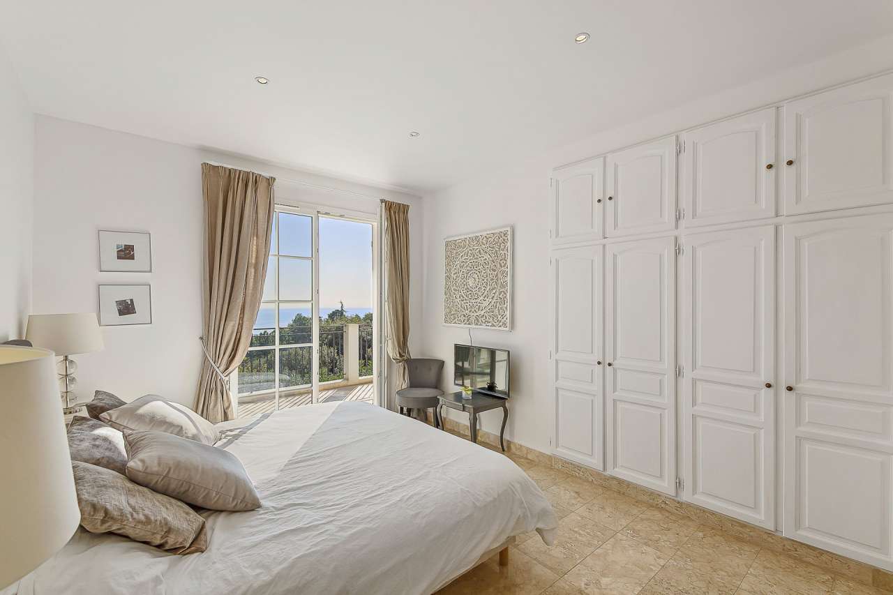 Luxurious 4 bedroom villa situated in an elevated position on the heights o