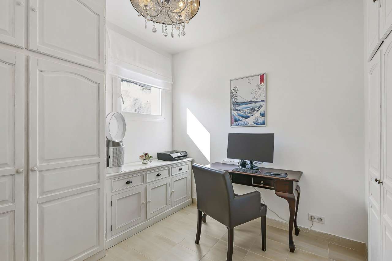 Luxurious 4 bedroom villa situated in an elevated position on the heights o