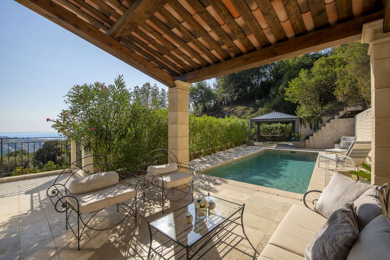 Luxurious 4 bedroom villa situated in an elevated position on the heights o