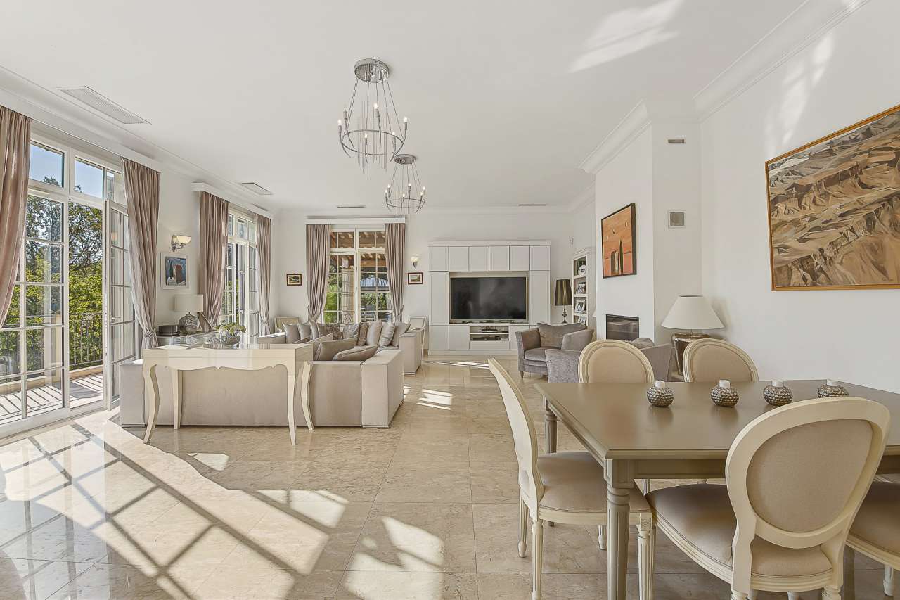 Luxurious 4 bedroom villa situated in an elevated position on the heights o