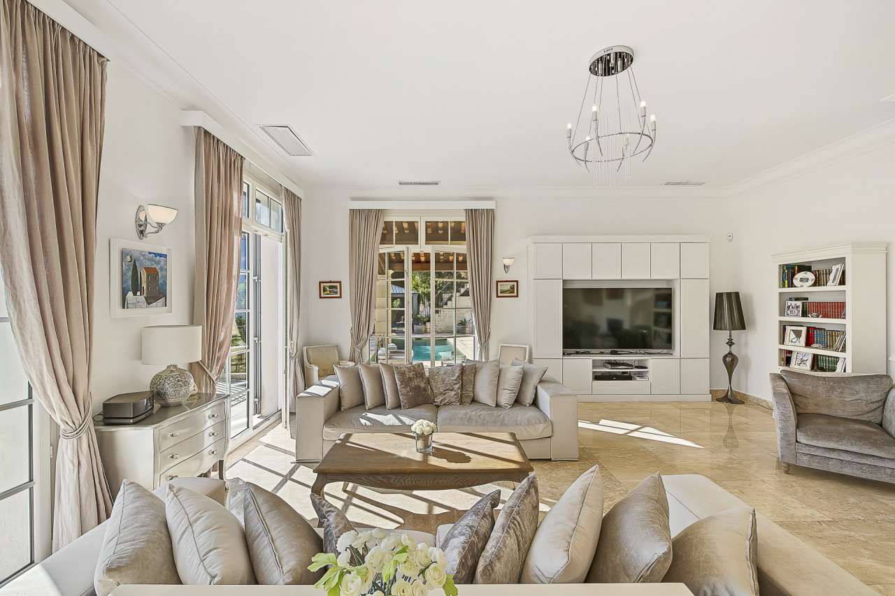 Luxurious 4 bedroom villa situated in an elevated position on the heights o