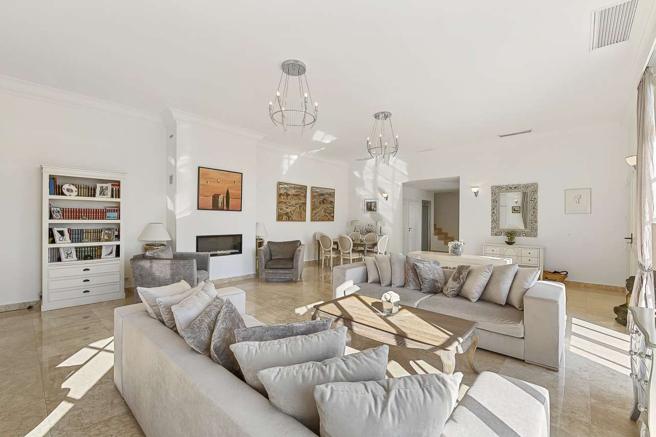 Luxurious 4 bedroom villa situated in an elevated position on the heights o