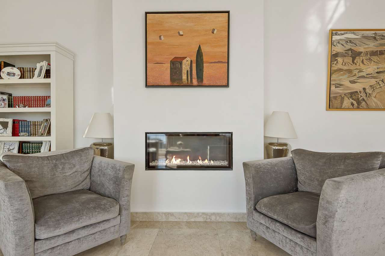 Luxurious 4 bedroom villa situated in an elevated position on the heights o