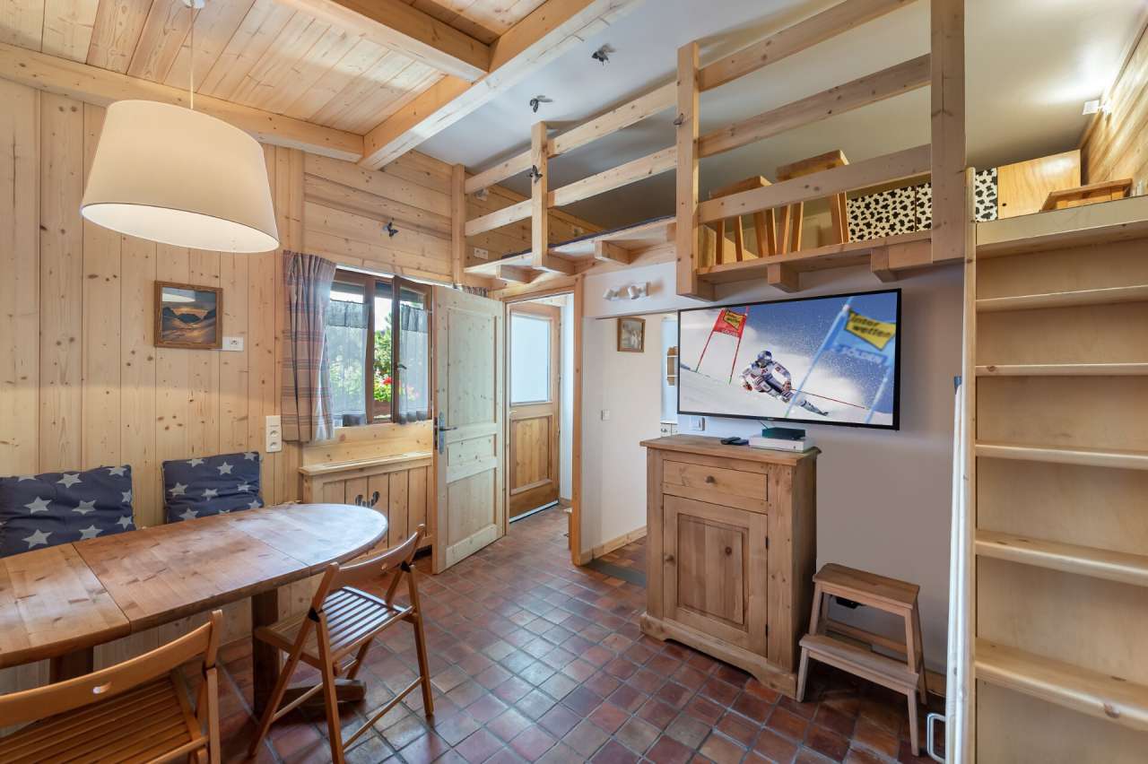 Cosy and beautifully presented 1 bedroom ski in ski out apartment, with a l